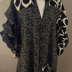 Black And White 3/4 Scallop Sleeve Duster